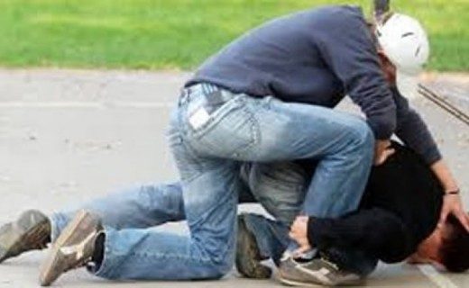 Rrahje pas mosmarrëveshjes në trafik, pesë persona të lënduar
