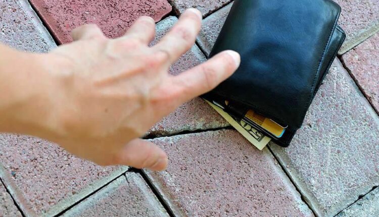Good gesture of four children, hand over the found wallet