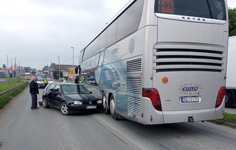 PRVE FOTOGRAFIJE SUDARA U KOM SU POVREĐENA DECA: Auto se zabio u autobus pun mališana, prebačeni u šabačku bolnicu (FOTO)